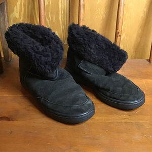 Women's UGG Black Sheepskin Slippers Size 7